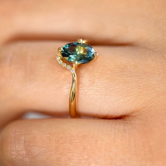 Sparkling Ombre Green Topaz Oval Crystal Gold Ring - Picture 3 of 4